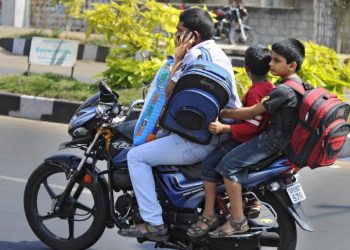 வாகனம் ஓட்டும் போது செல்போன் பேசினால் ரூ.10,000 அபராதம்..!