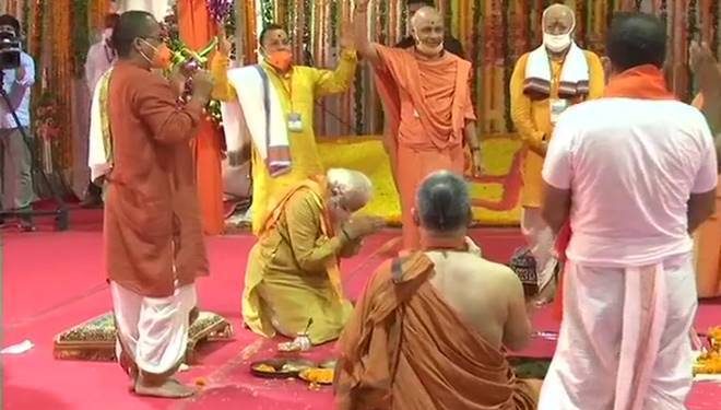 அயோத்தியில் ராமர் கோவிலுக்கு அடிக்கல் நாட்டினார் பிரதமர் நரேந்திர மோடி